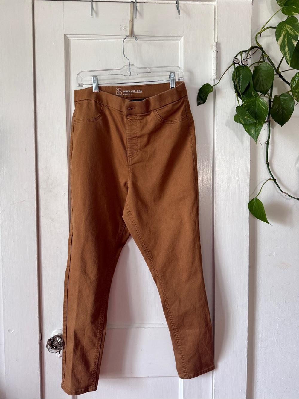 Super High Rise No Boundaries Chino Pants in Cognac Brown size XL